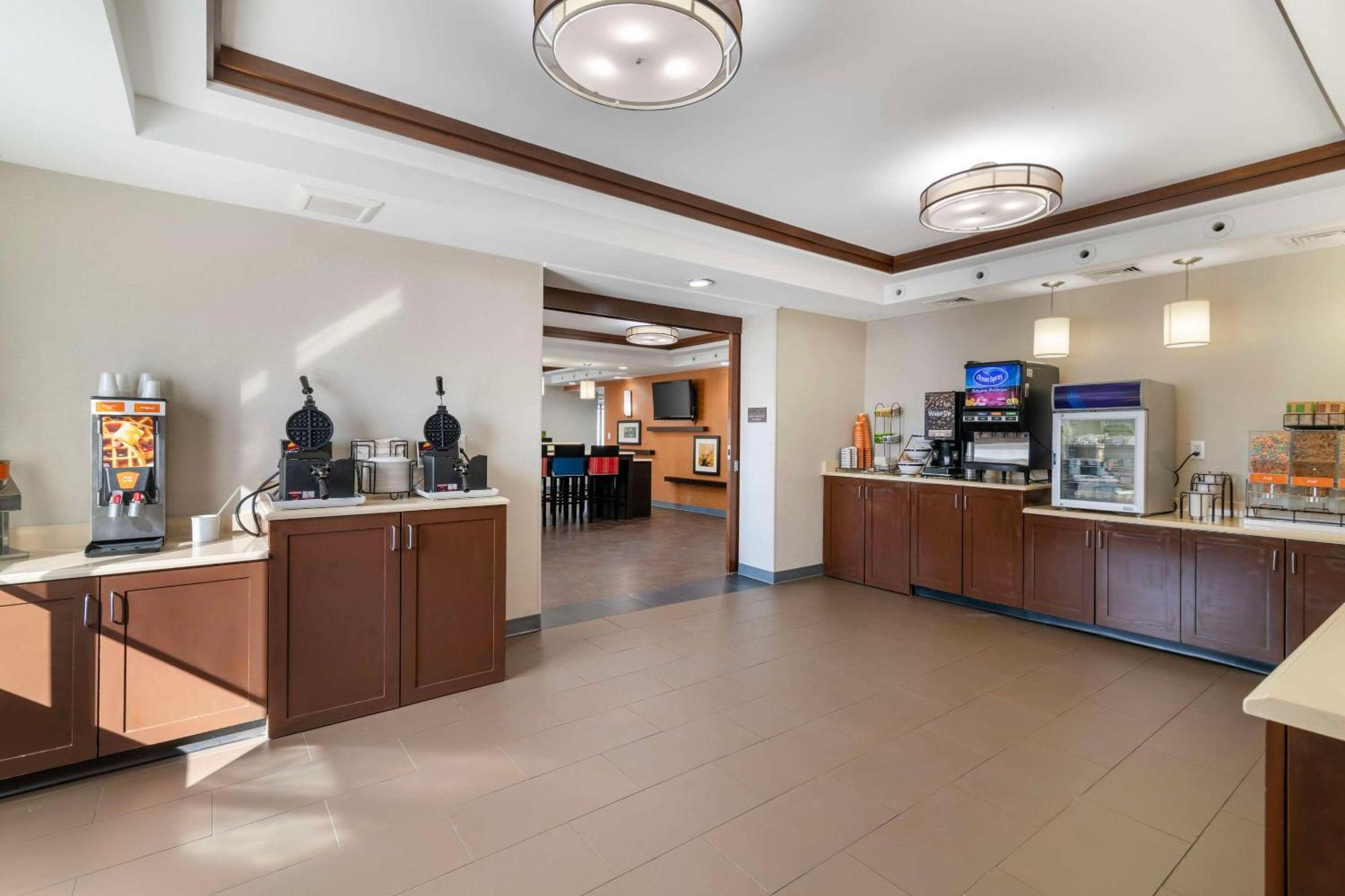 Comfort Inn Airport Manchester Esterno foto